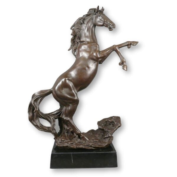 Statue en bronze d'un cheval cabré sur un socle en marbre noir -